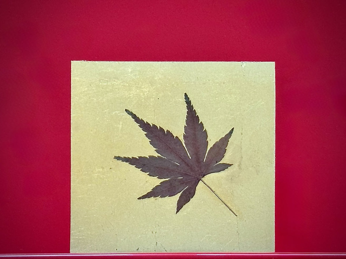 Momiji Reflections Tray. Single-leaf detail in the red finish