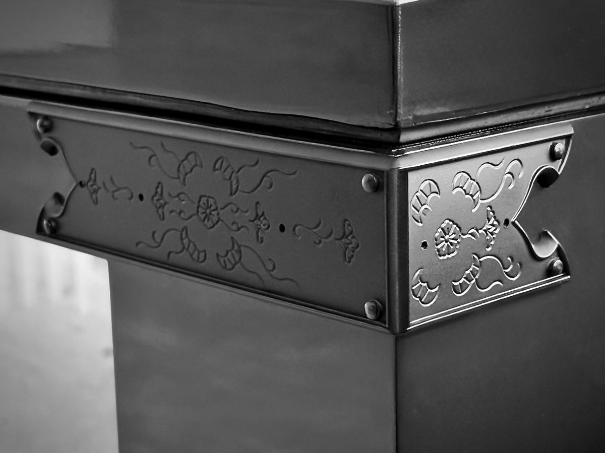Kuro Iris (黒) Table. Metal fitting detail